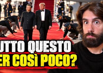 Xi Jinping e Donald Trump camminano affiancati sul tappeto rosso all'aeroporto. Davide Martinotti in primo piano