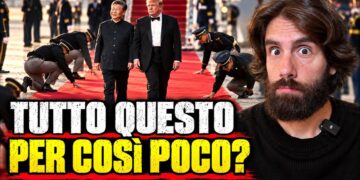 Xi Jinping e Donald Trump camminano affiancati sul tappeto rosso all'aeroporto. Davide Martinotti in primo piano