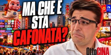 Città cinese kitsch. Samuele Soddu in primo piano