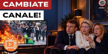 Emmanuel Macron, Ursula von der Leyen e Giorgia Meloni preoccupati davanti allo schermo che trasmette immagini delle proteste