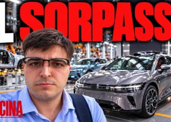 Fabbrica di automobili cinese. Samuele Soddu in primo piano