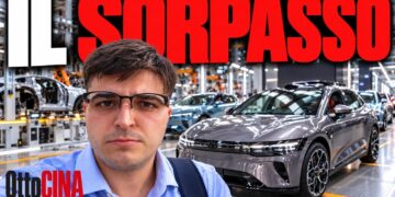 Fabbrica di automobili cinese. Samuele Soddu in primo piano