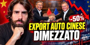 I ministri delle finanze cinese ed europeo si stringono la mano. Davide Martinotti in primo piano