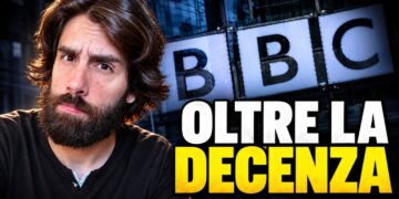Insegna della BBC. Davide Martinotti perplesso in primo piano
