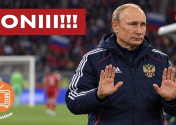 Vladimir Putin vestito da allenatore di calcio con la panchina alle spalle