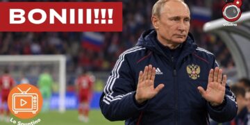 Vladimir Putin vestito da allenatore di calcio con la panchina alle spalle